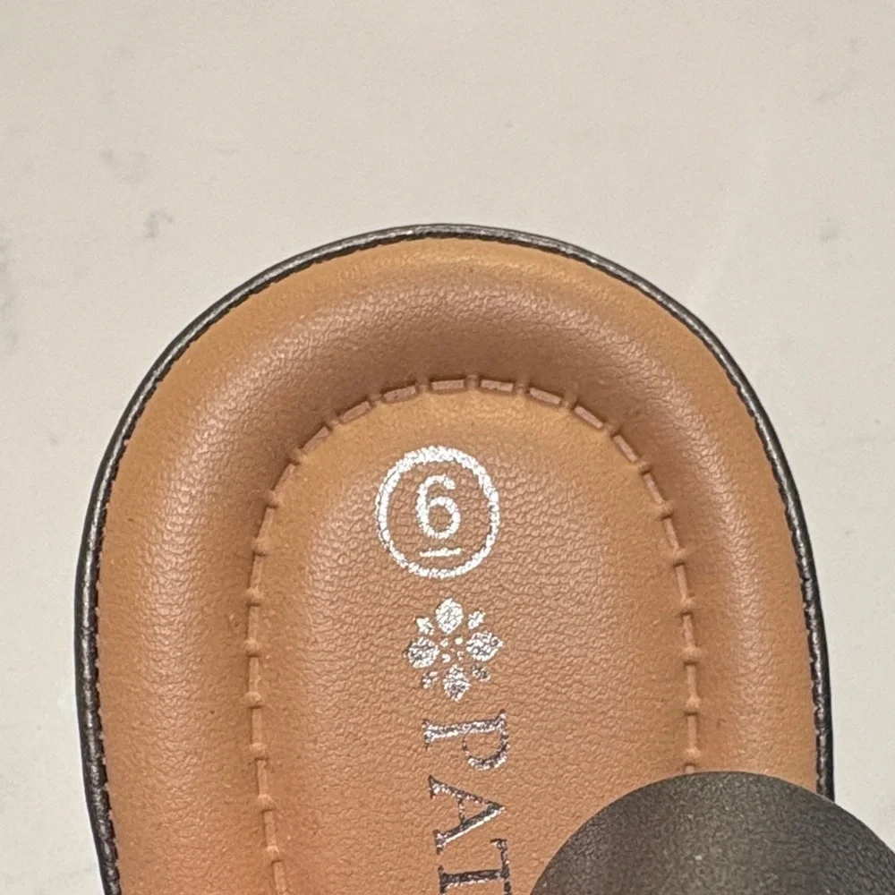 Chic  Strappy Women's Sandals New never worn - Picture 4 of 8